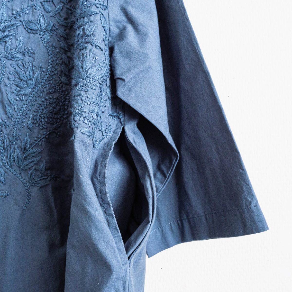 チカン手刺繍シャツ(ハイネック)