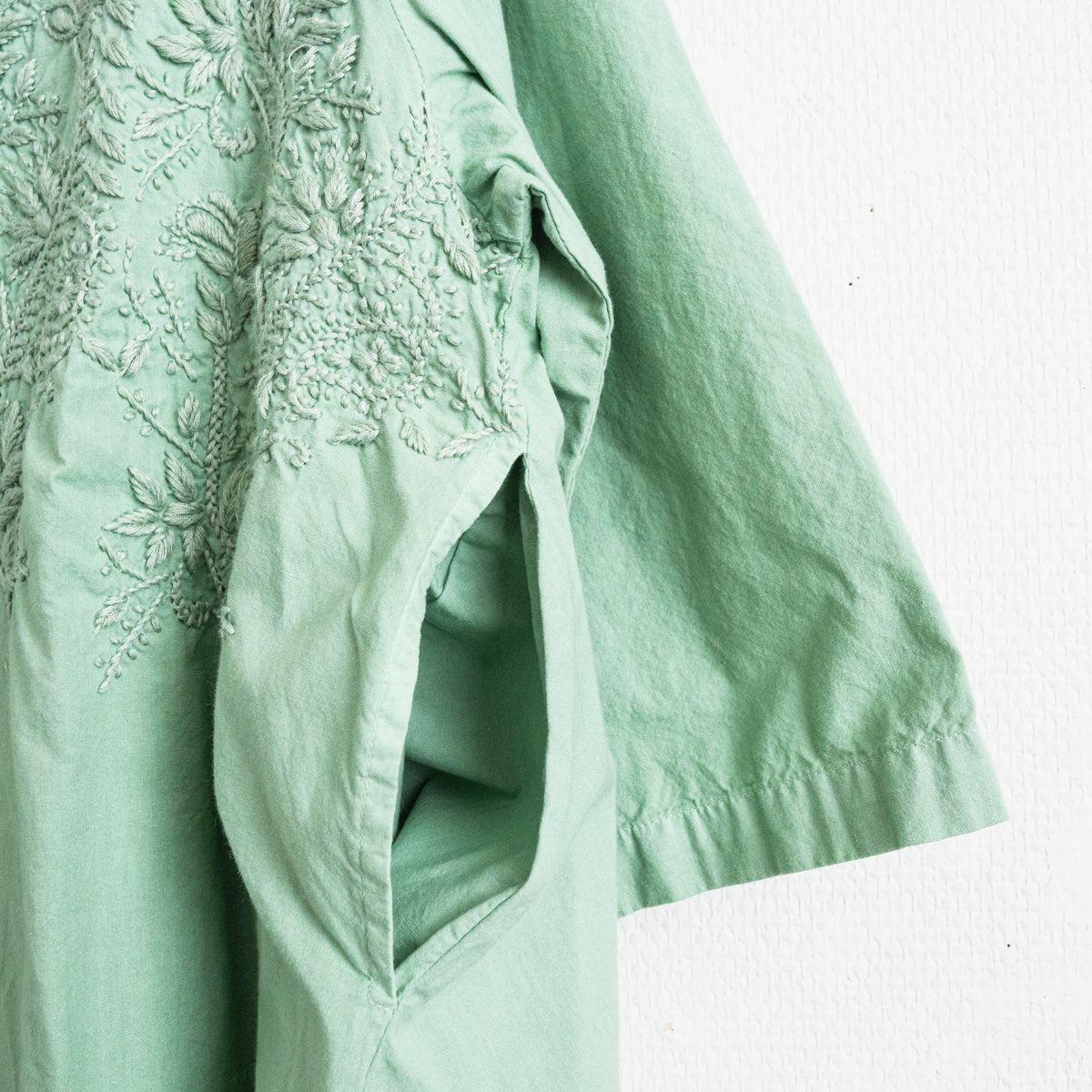 チカン手刺繍シャツ(ハイネック)