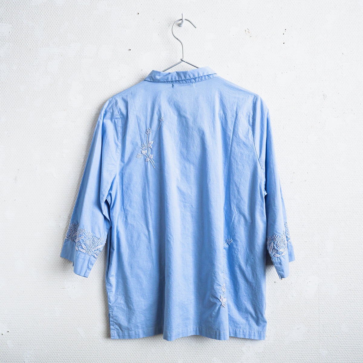 チカン手刺繍ブルーシャツ(ワンポケット)