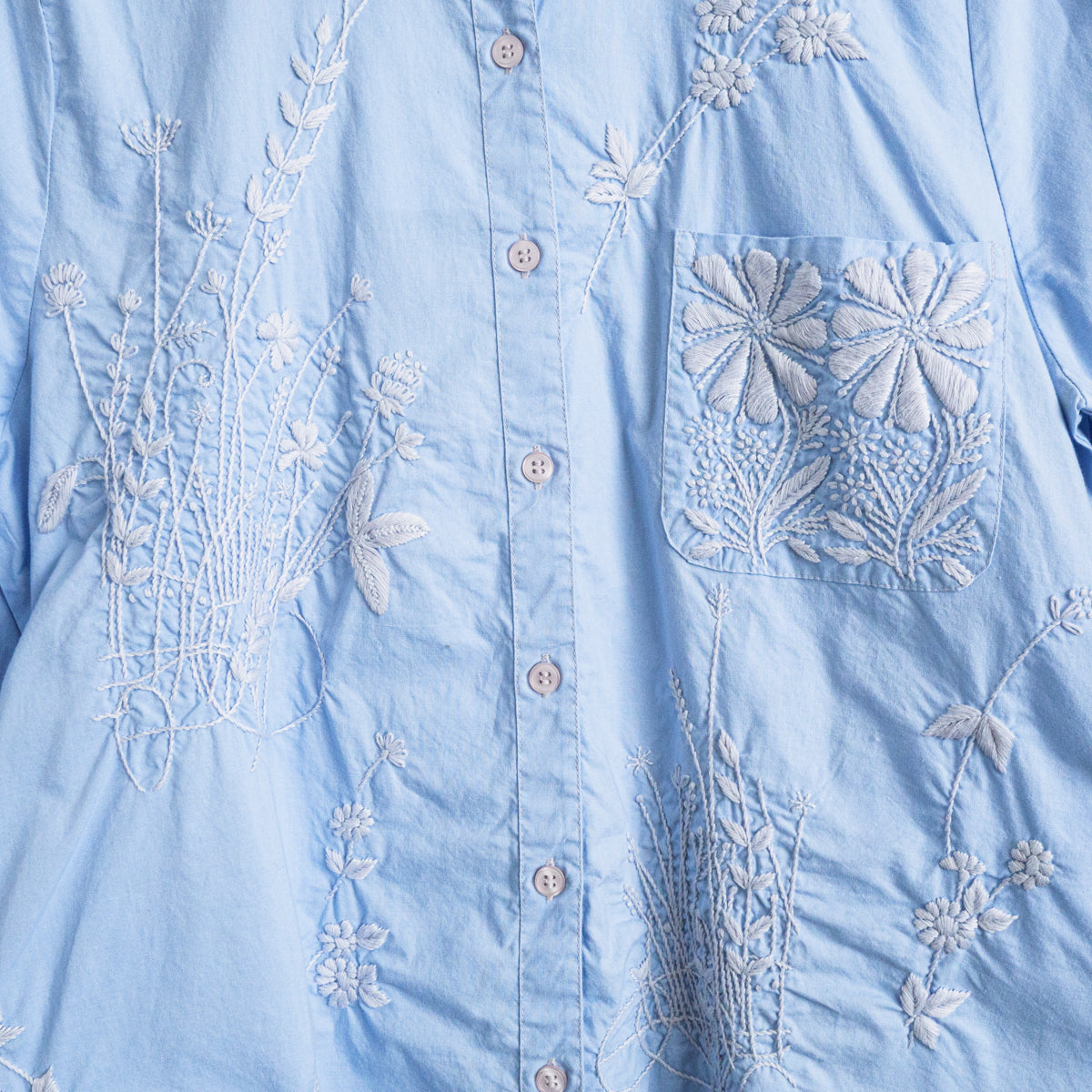 チカン手刺繍ブルーシャツ(ワンポケット)