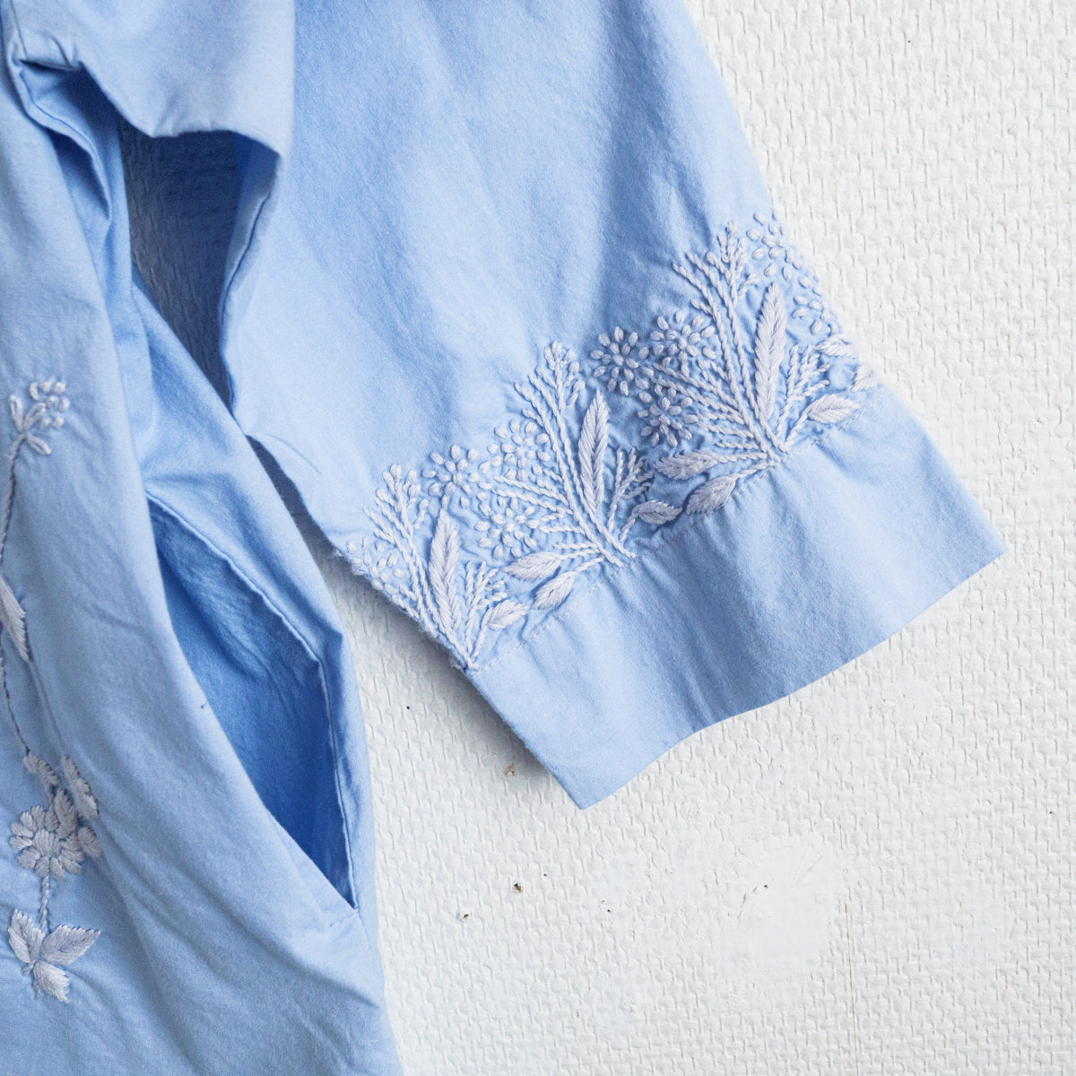 チカン手刺繍ブルーシャツ(ワンポケット)