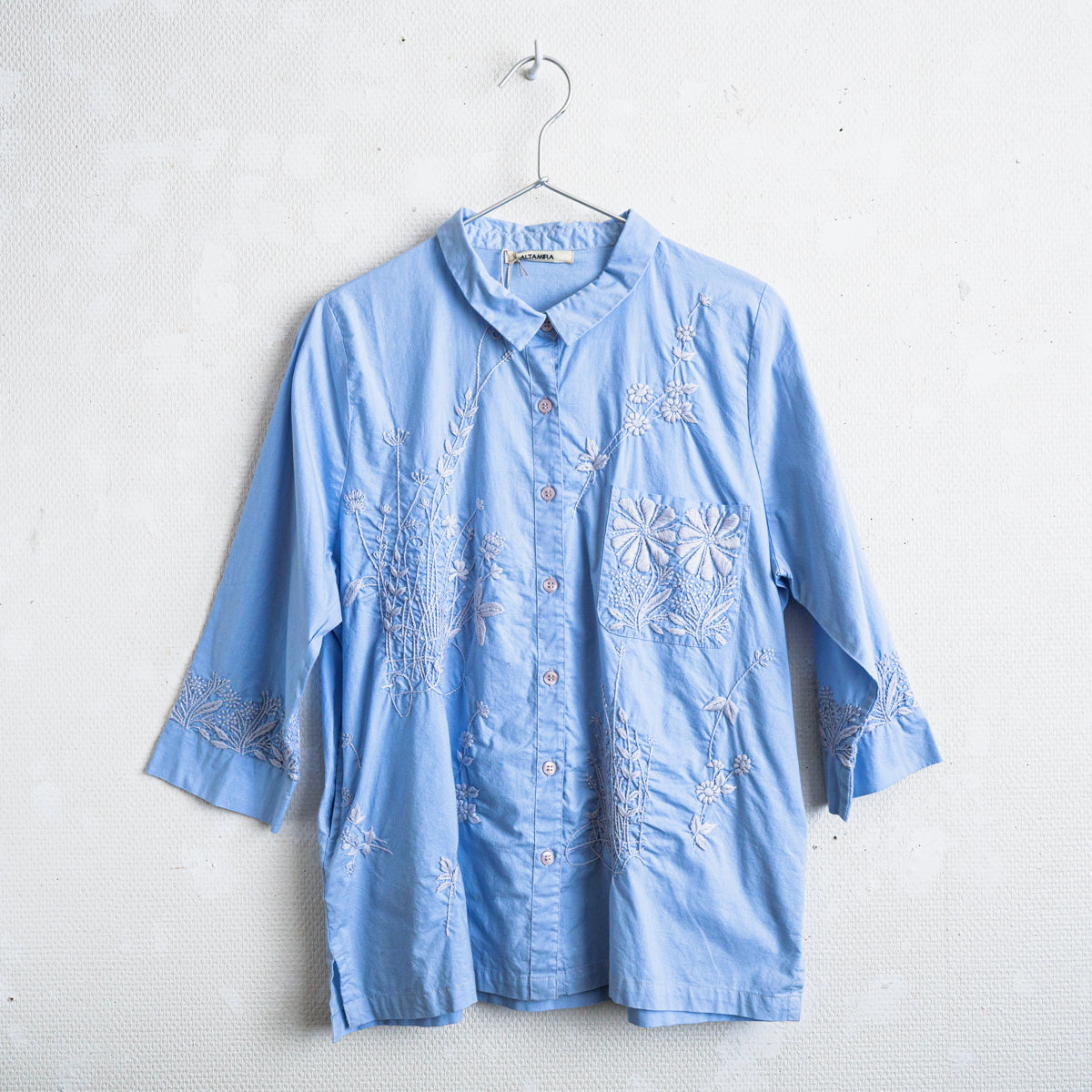 チカン手刺繍ブルーシャツ(ワンポケット)