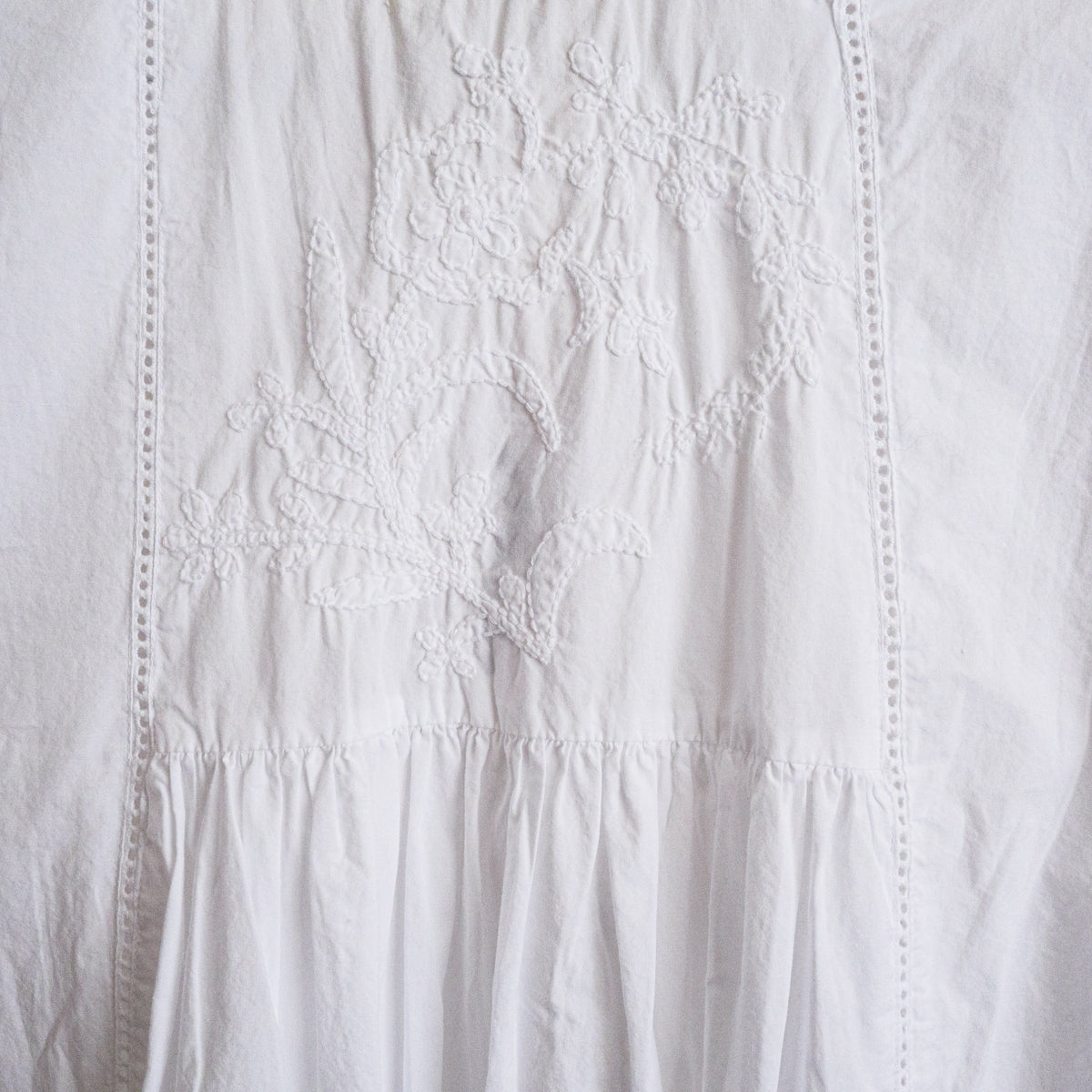 チカン手刺繍Vネックブラウス