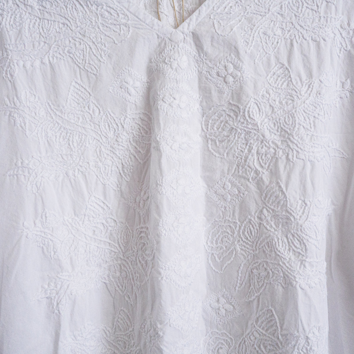 チカン手刺繍Vネックブラウス