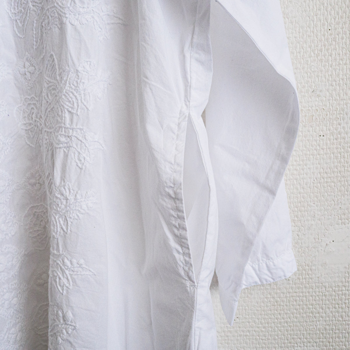 チカン手刺繍Vネックブラウス