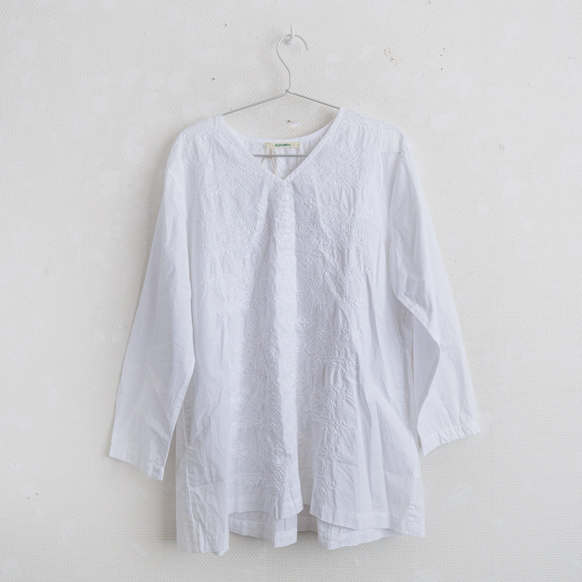 チカン手刺繍Vネックブラウス
