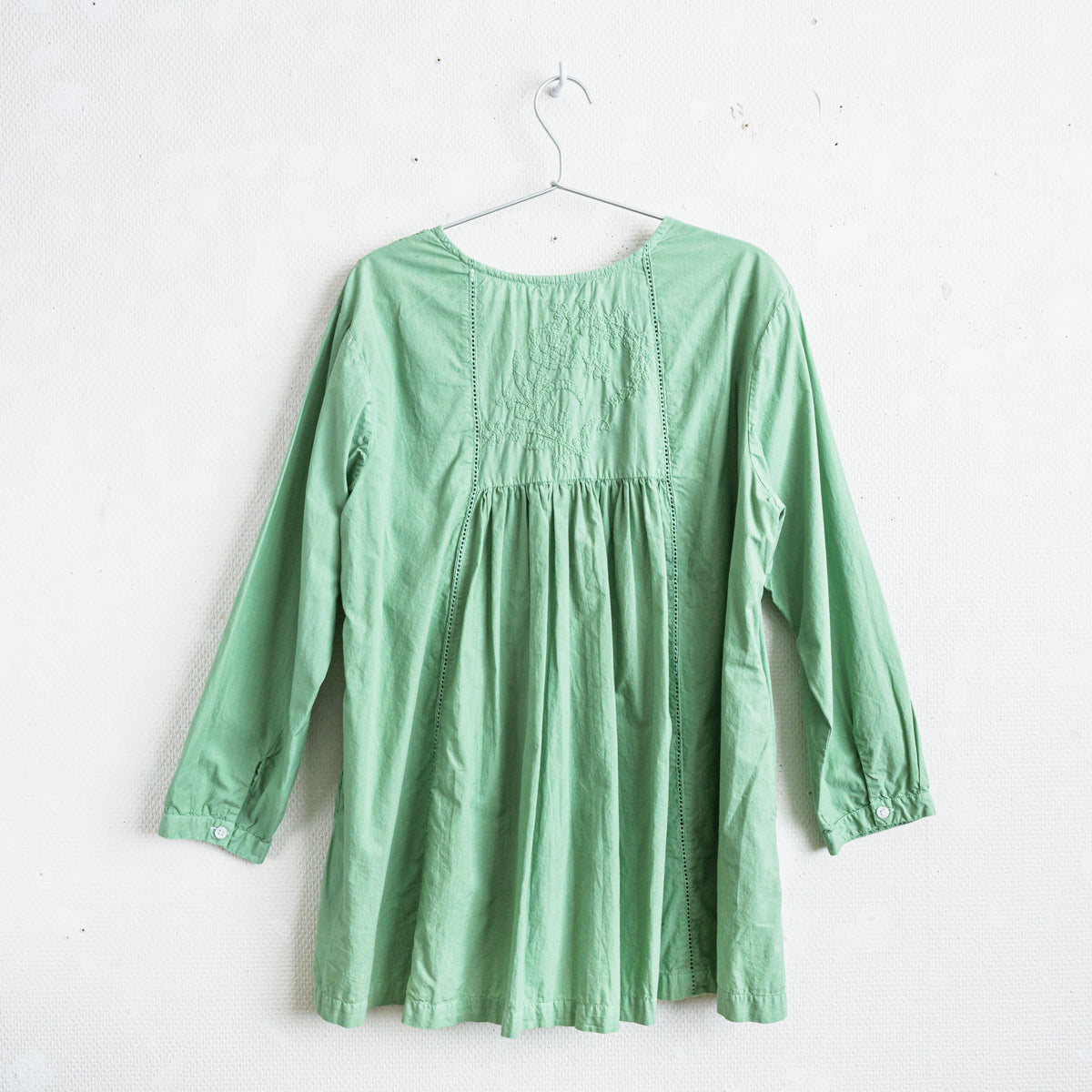 チカン手刺繍Vネックブラウス