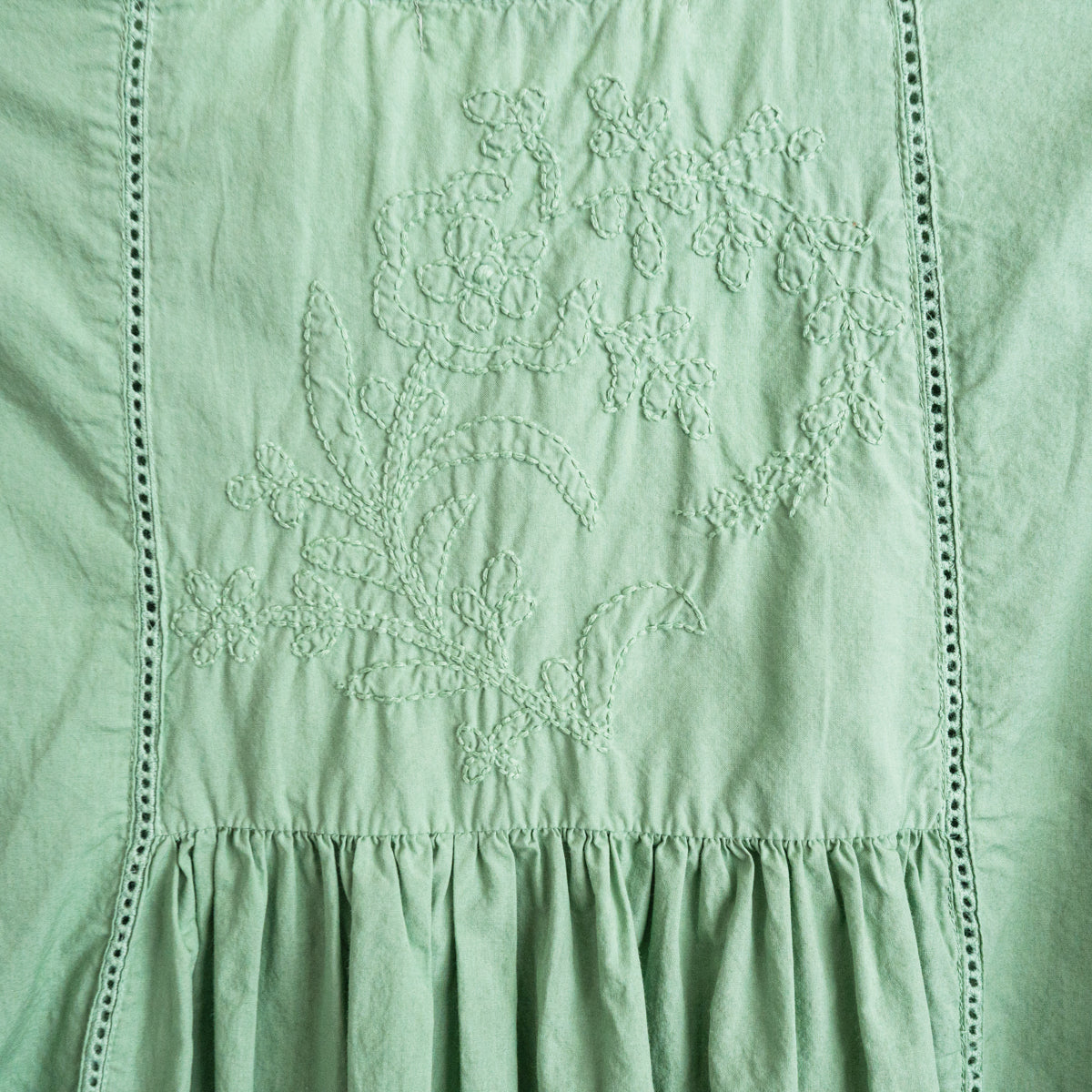 チカン手刺繍Vネックブラウス