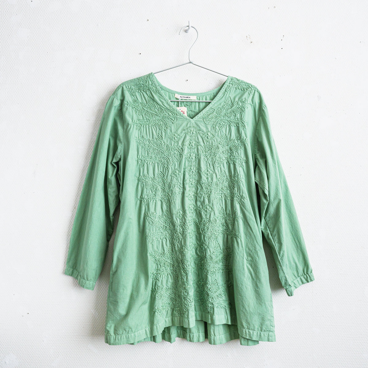 チカン手刺繍Vネックブラウス