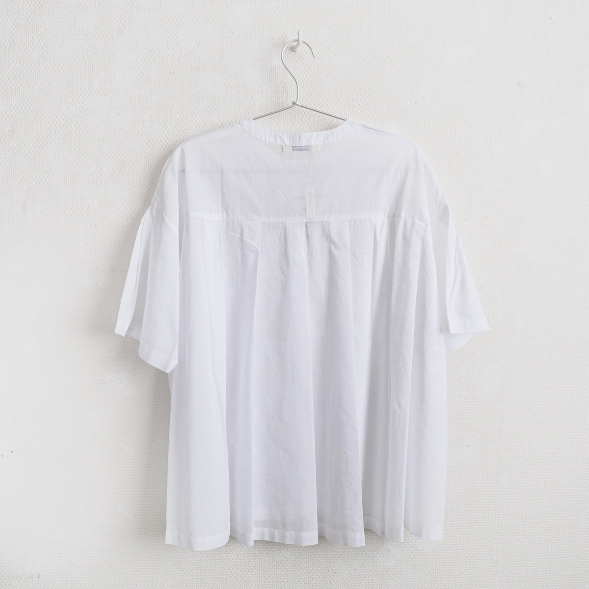 フラワー刺繍襟なしシャツ