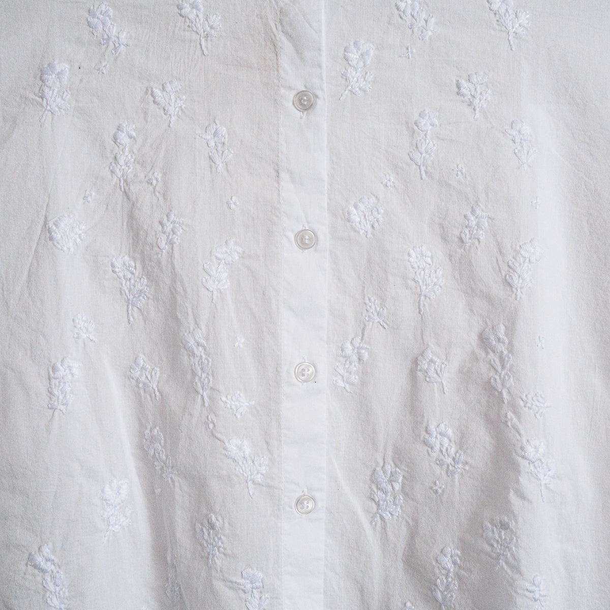 フラワー刺繍襟なしシャツ