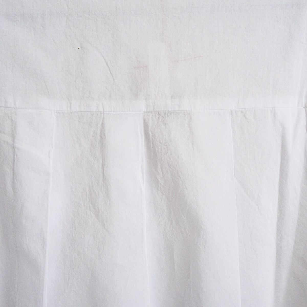 フラワー刺繍襟なしシャツ