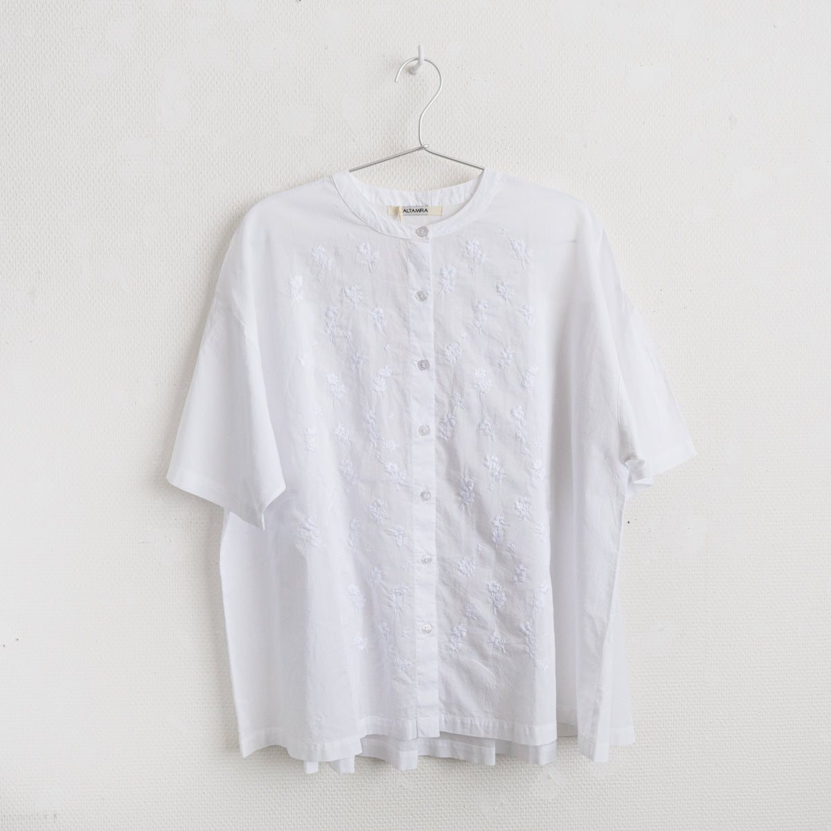 フラワー刺繍襟なしシャツ