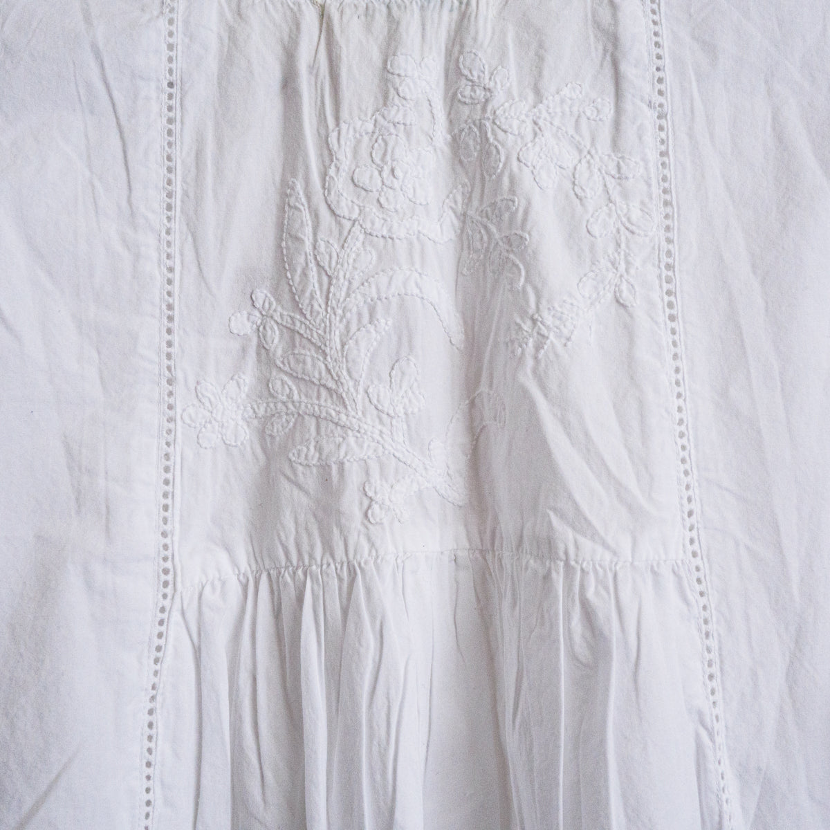 フラワー刺繍襟なしシャツ