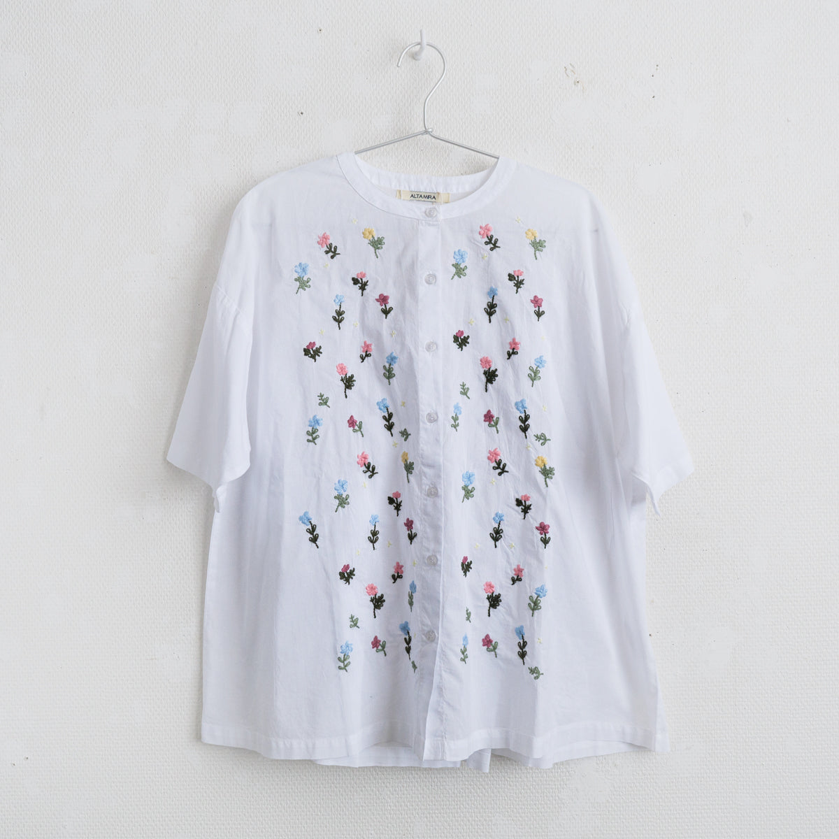 フラワー刺繍襟なしシャツ