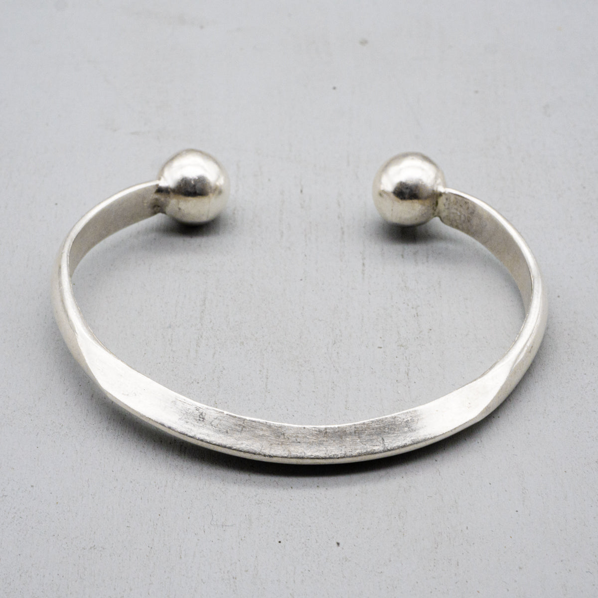 カレンシルバーバングル