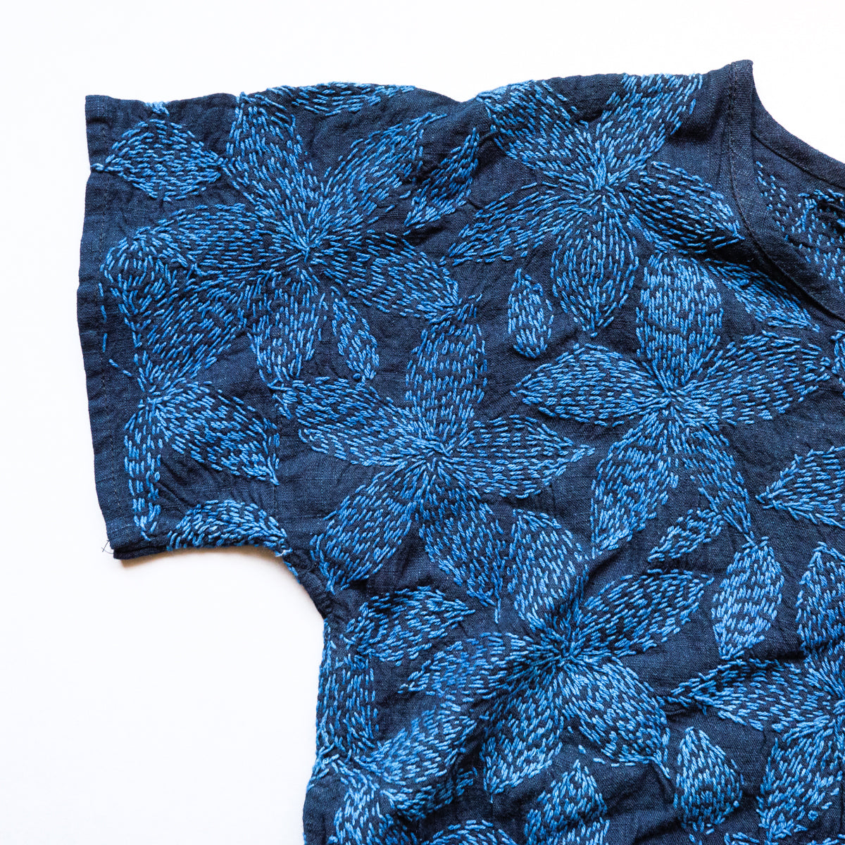 ヤオ族刺し子草木染ブラウス(青花)