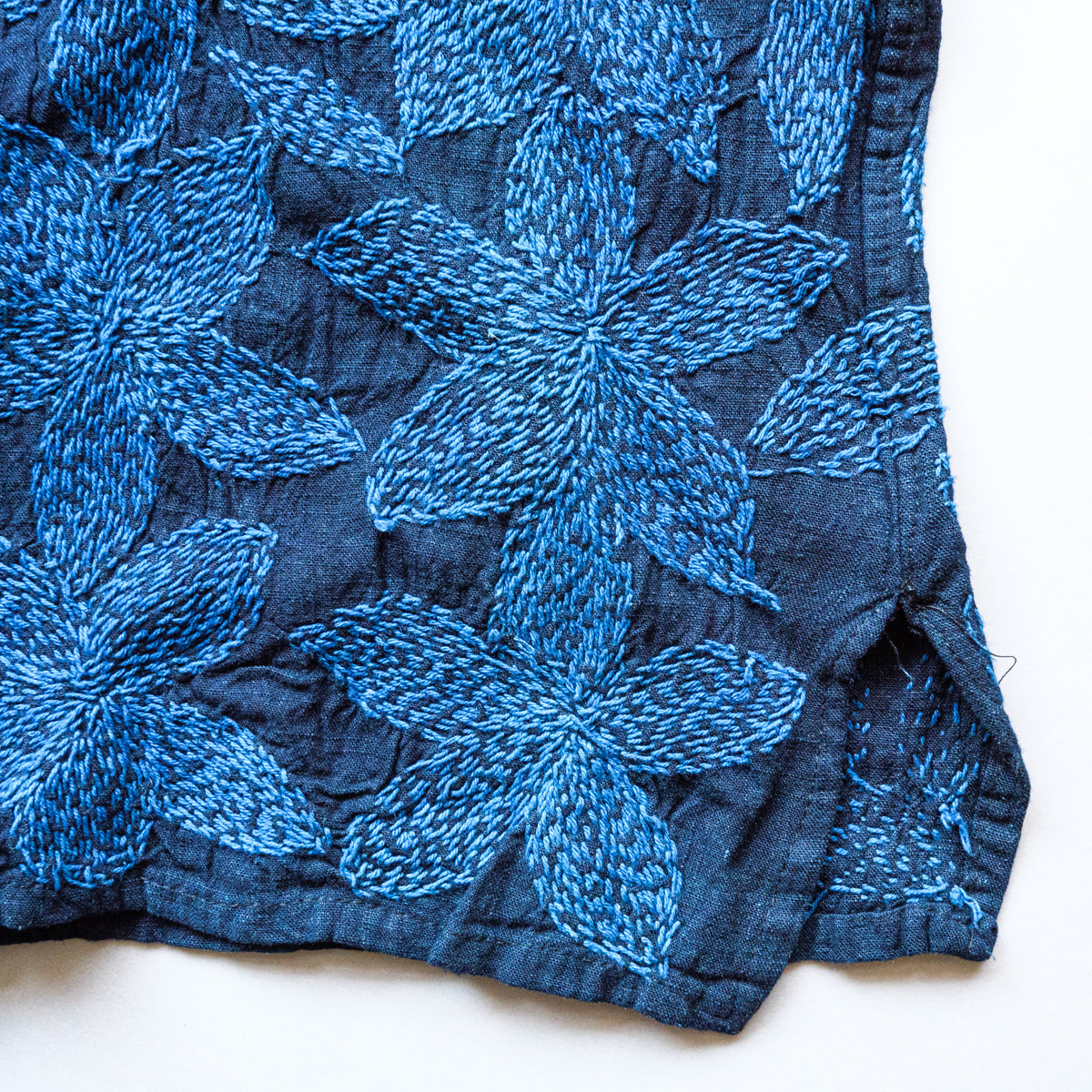 ヤオ族刺し子草木染ブラウス(青花)