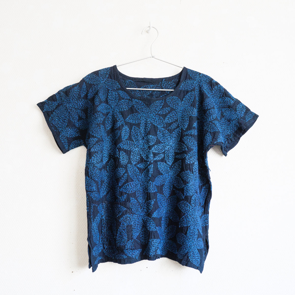 ヤオ族刺し子草木染ブラウス(青花)