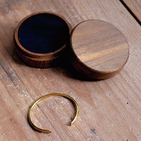 4フェイスブラスバングル