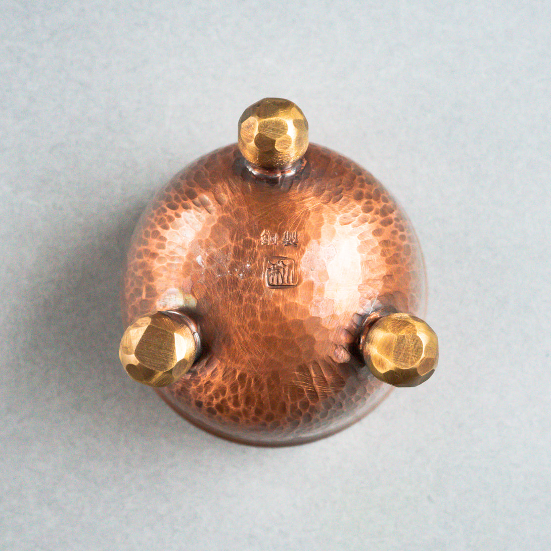 銅製三つ足ぐい呑み