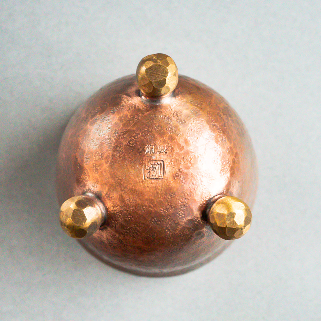 銅製三つ足ぐい呑み