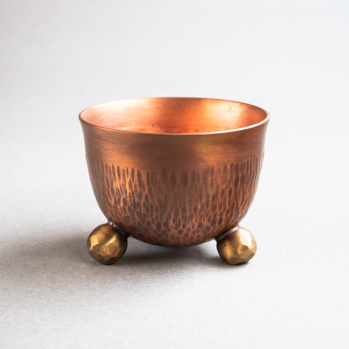 銅製三つ足ぐい呑み