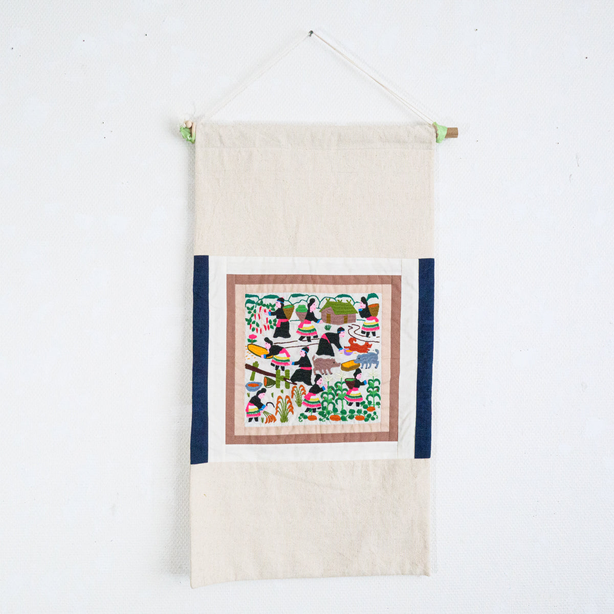 モン族手刺繍タペストリー