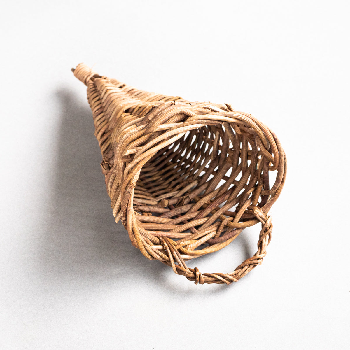 壁掛け三角錐一輪挿し