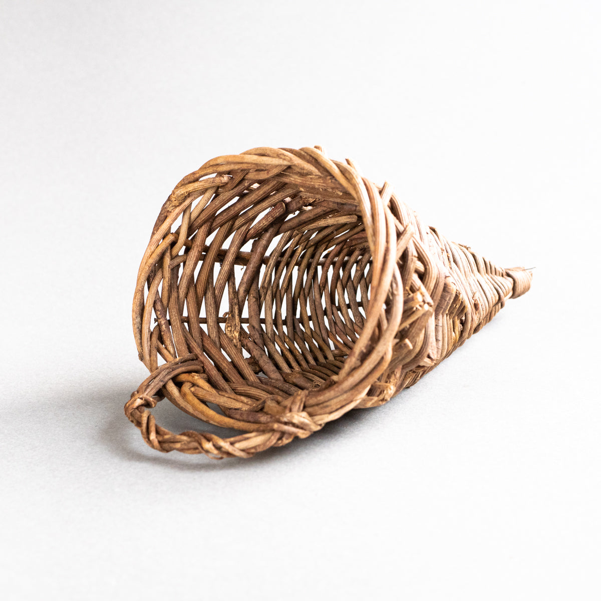 壁掛け三角錐一輪挿し