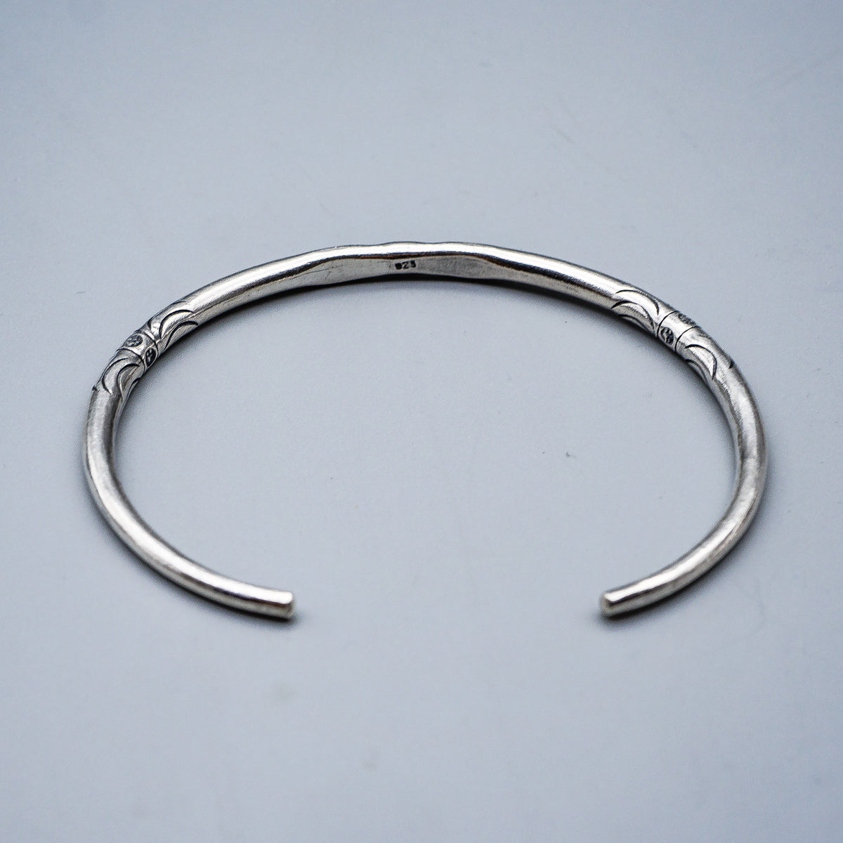 カレンシルバーバングル