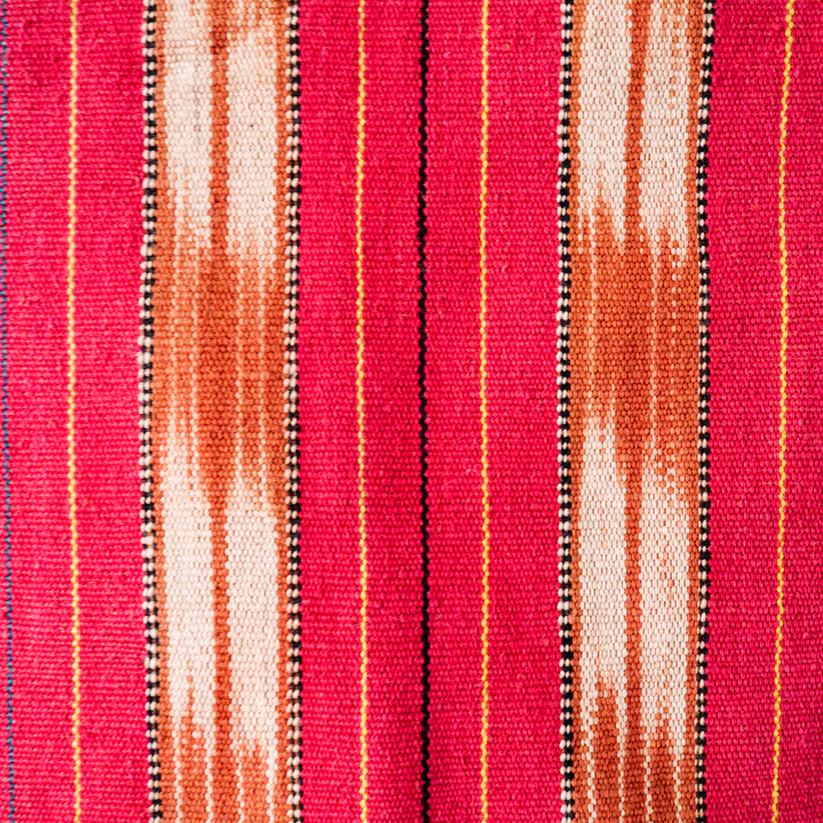 カレン族レッドタペストリー