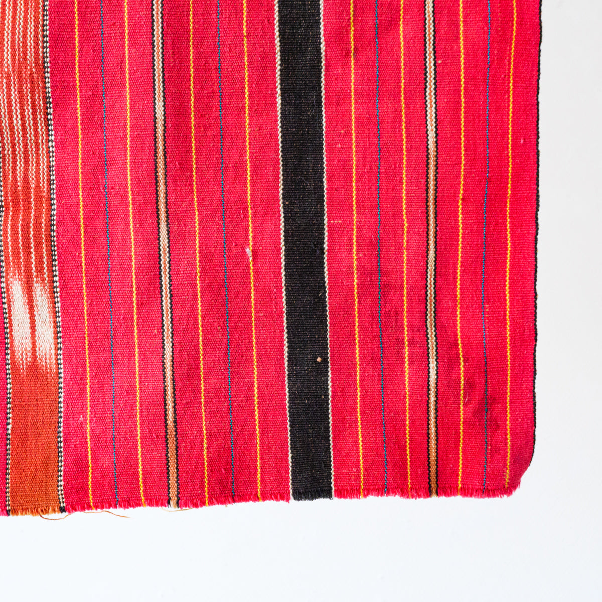 カレン族レッドタペストリー