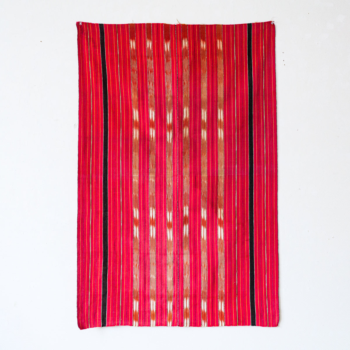 カレン族レッドタペストリー