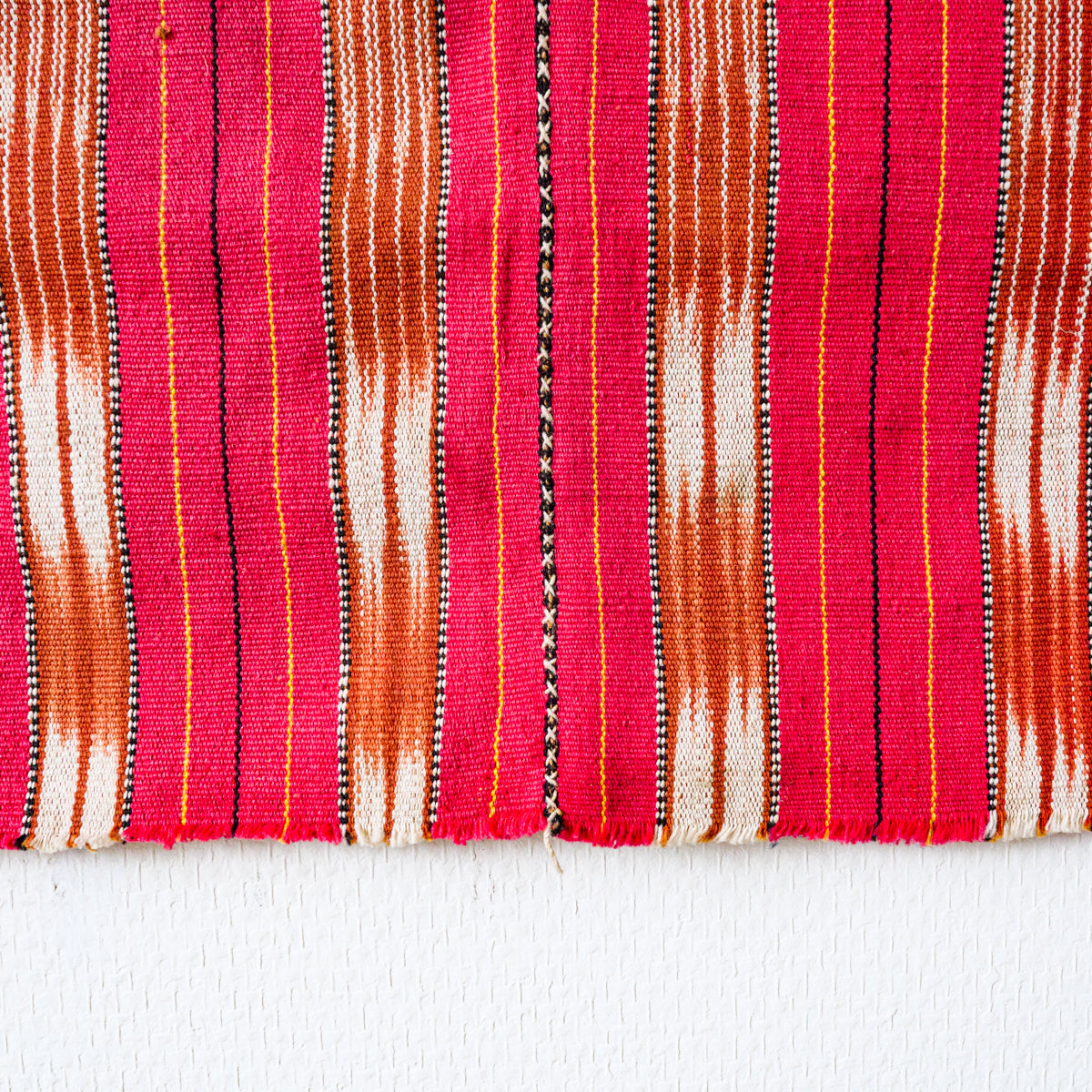 カレン族レッドタペストリー