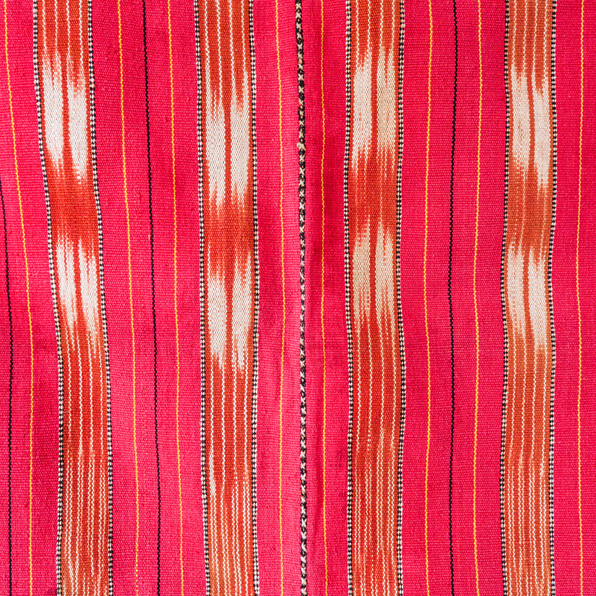 カレン族レッドタペストリー