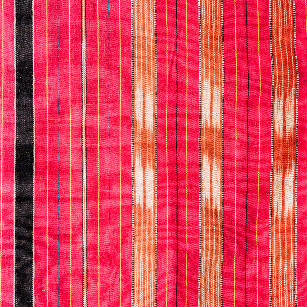 カレン族レッドタペストリー