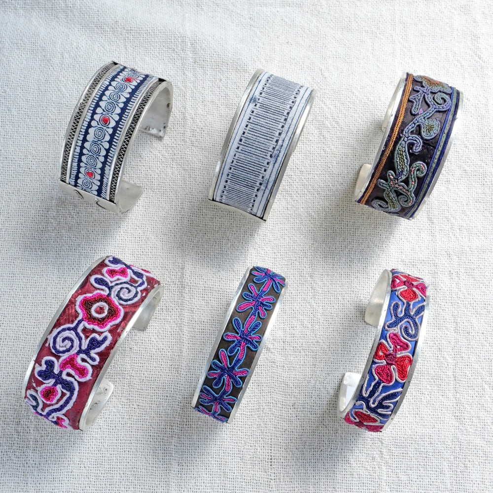 苗族刺繍バングル (M)