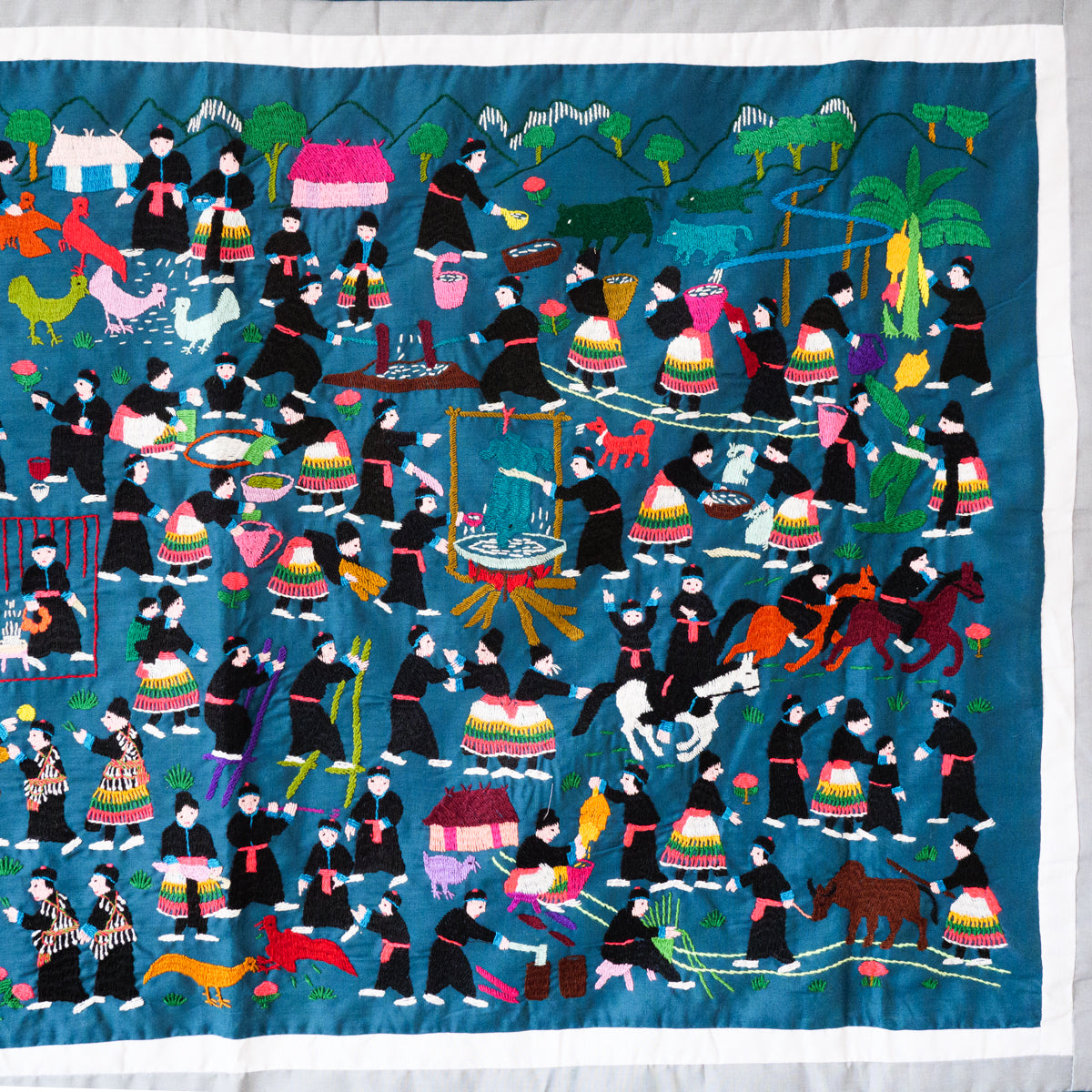 モン族手刺繍タペストリー(横型)