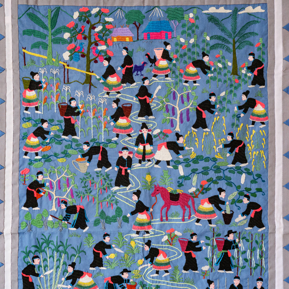 モン族手刺繍タペストリー(縦型)