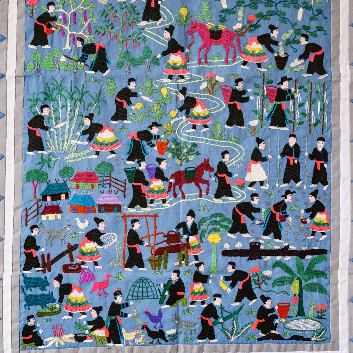 モン族手刺繍タペストリー(縦型)