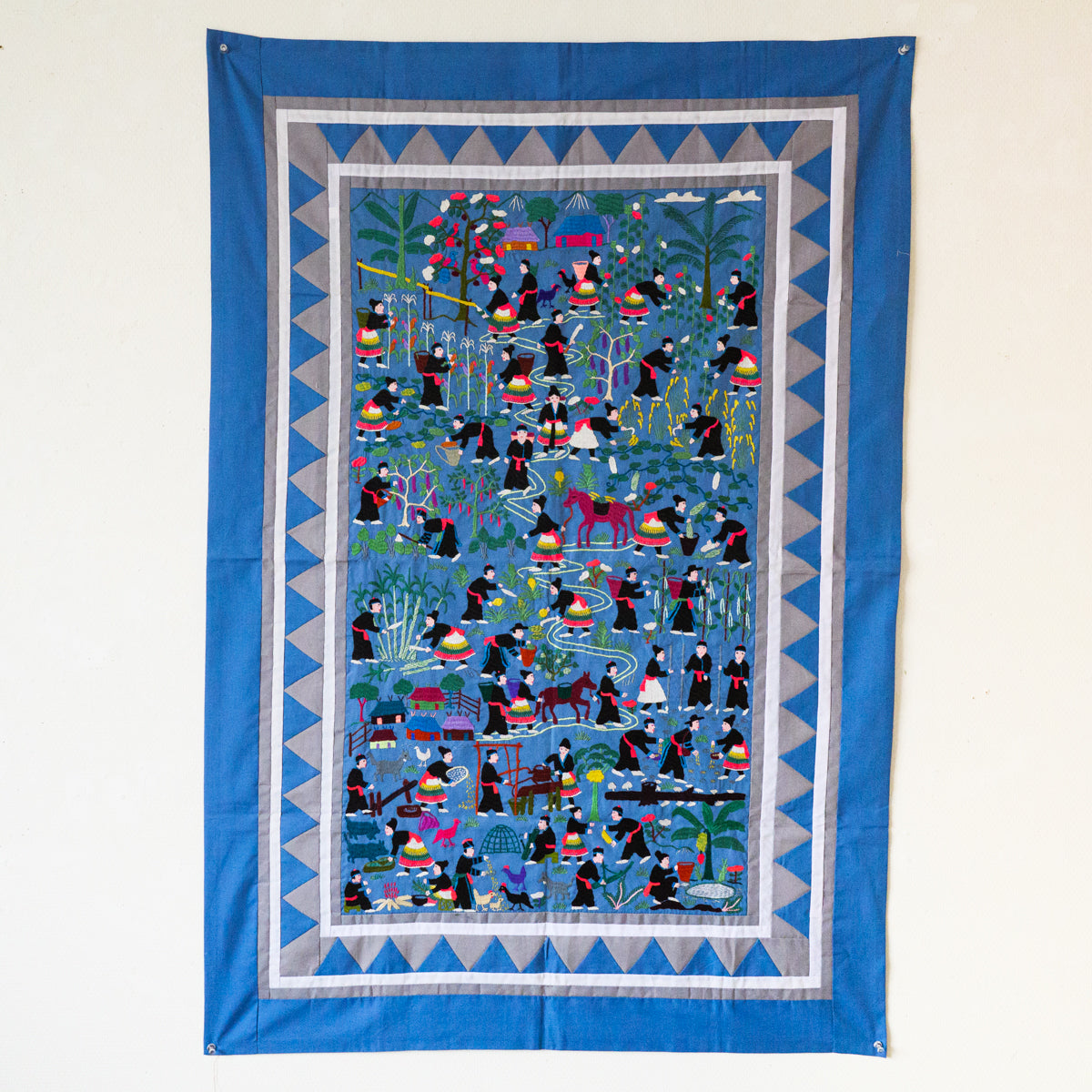 モン族手刺繍タペストリー(縦型)