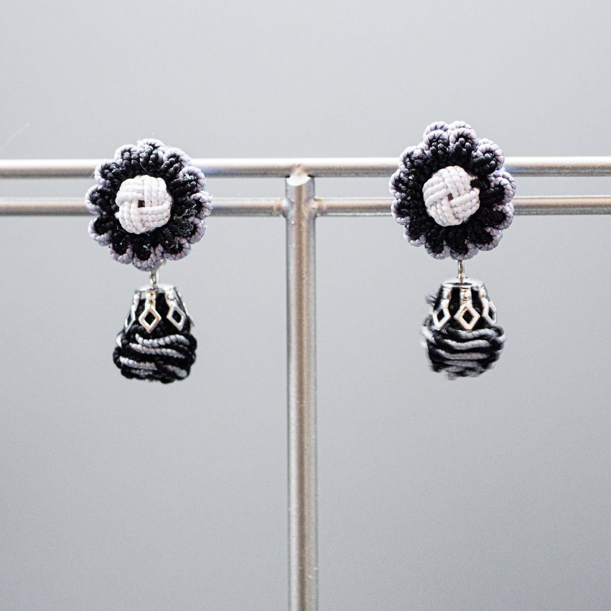 モロッコボタンピアス(平ボタンティアドロップ)