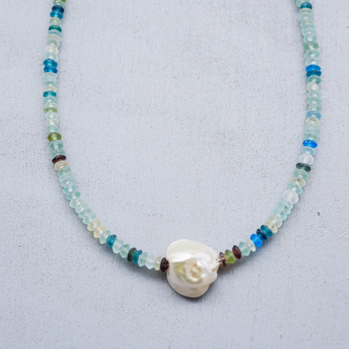 ローマングラスネックレス