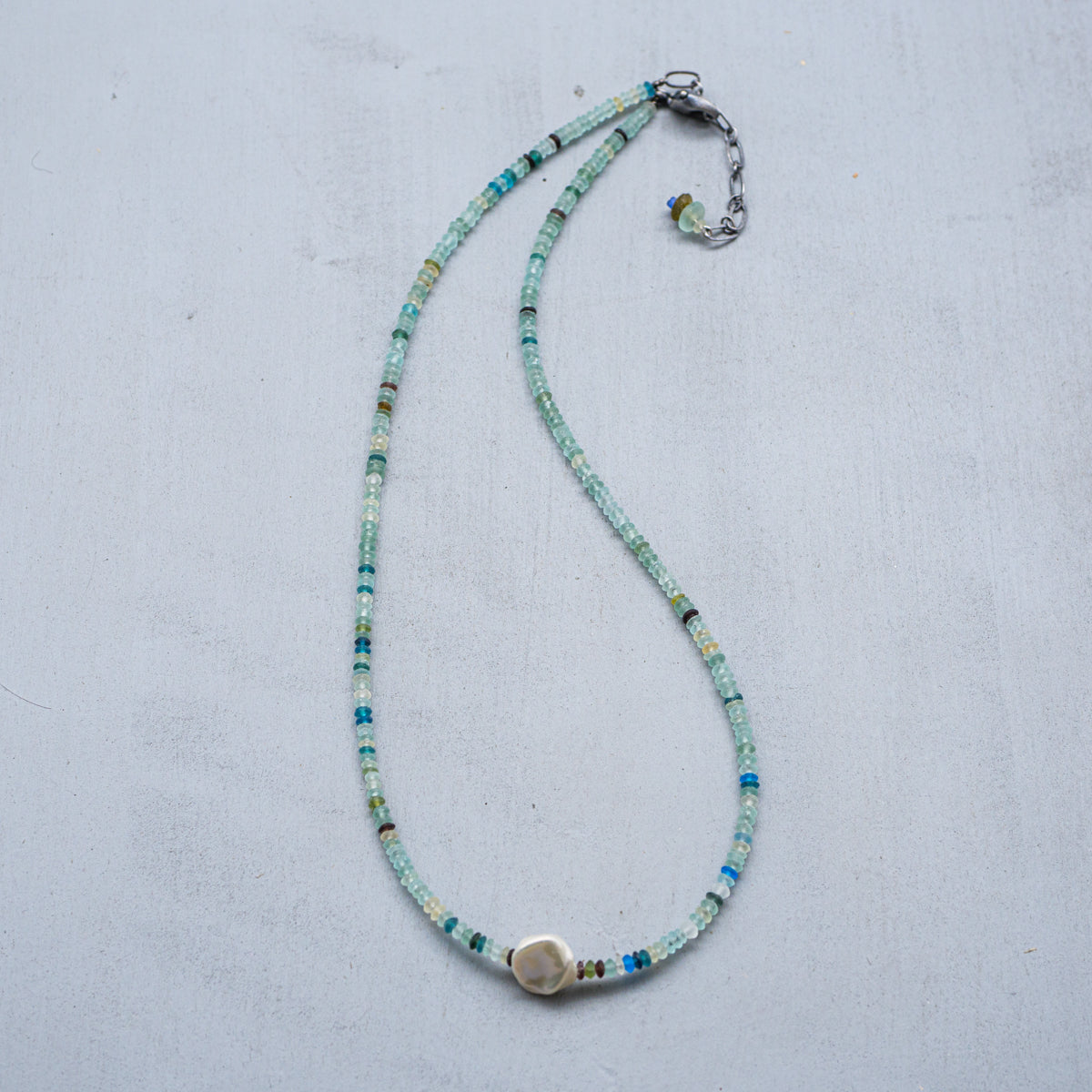 ローマングラスネックレス