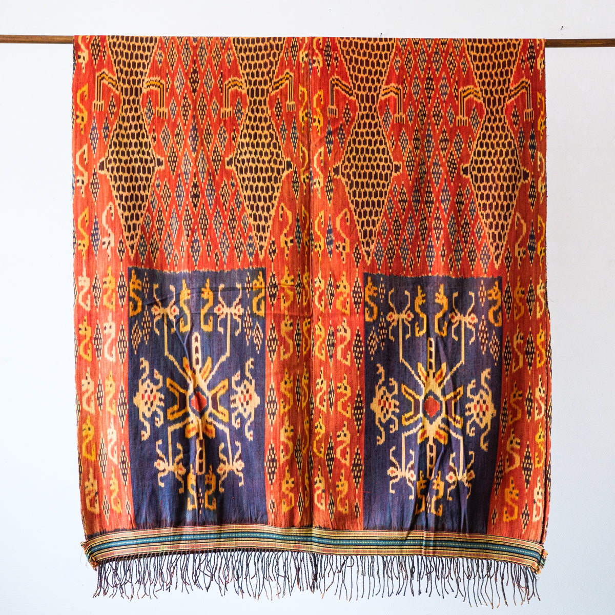 イカットタペストリー(アリゲーター)