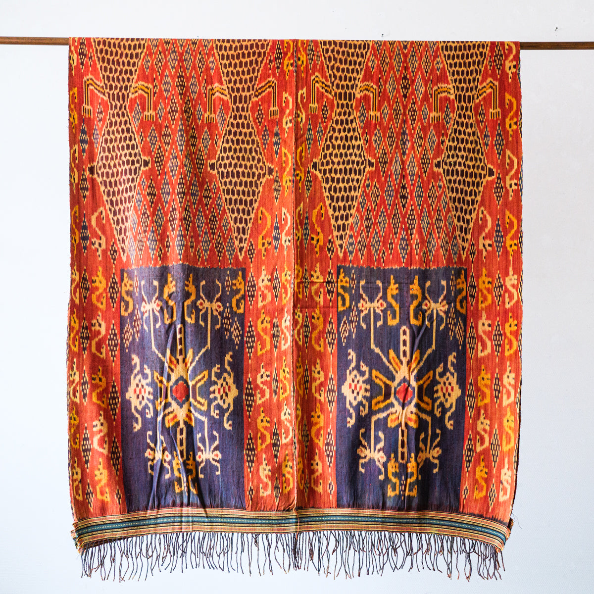 イカットタペストリー(アリゲーター)