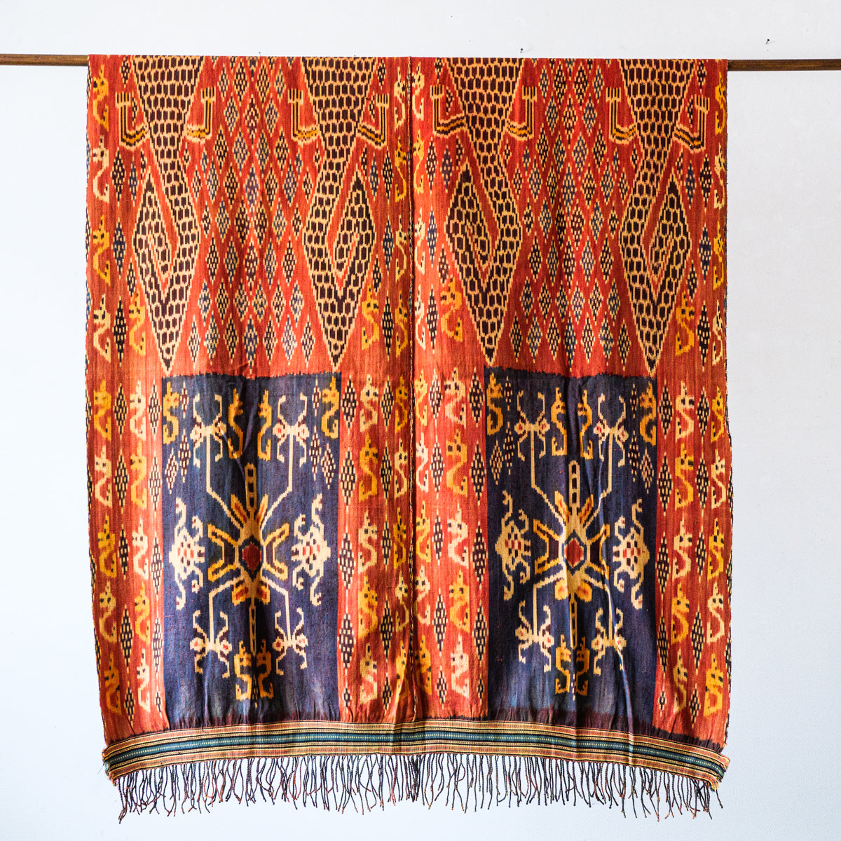 イカットタペストリー(アリゲーター)