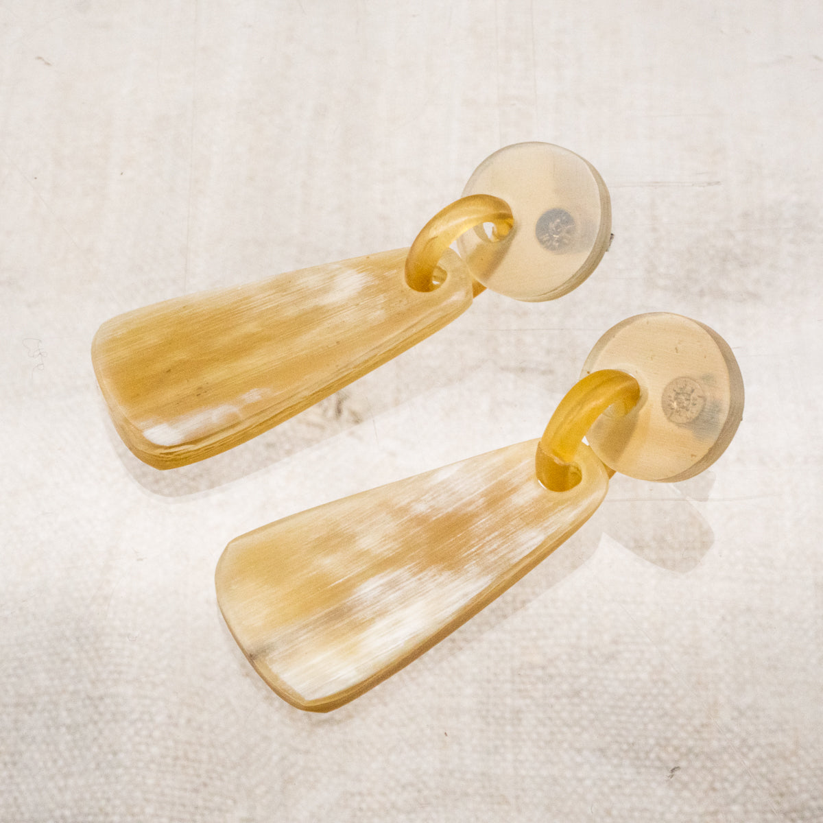 水牛角ピアス