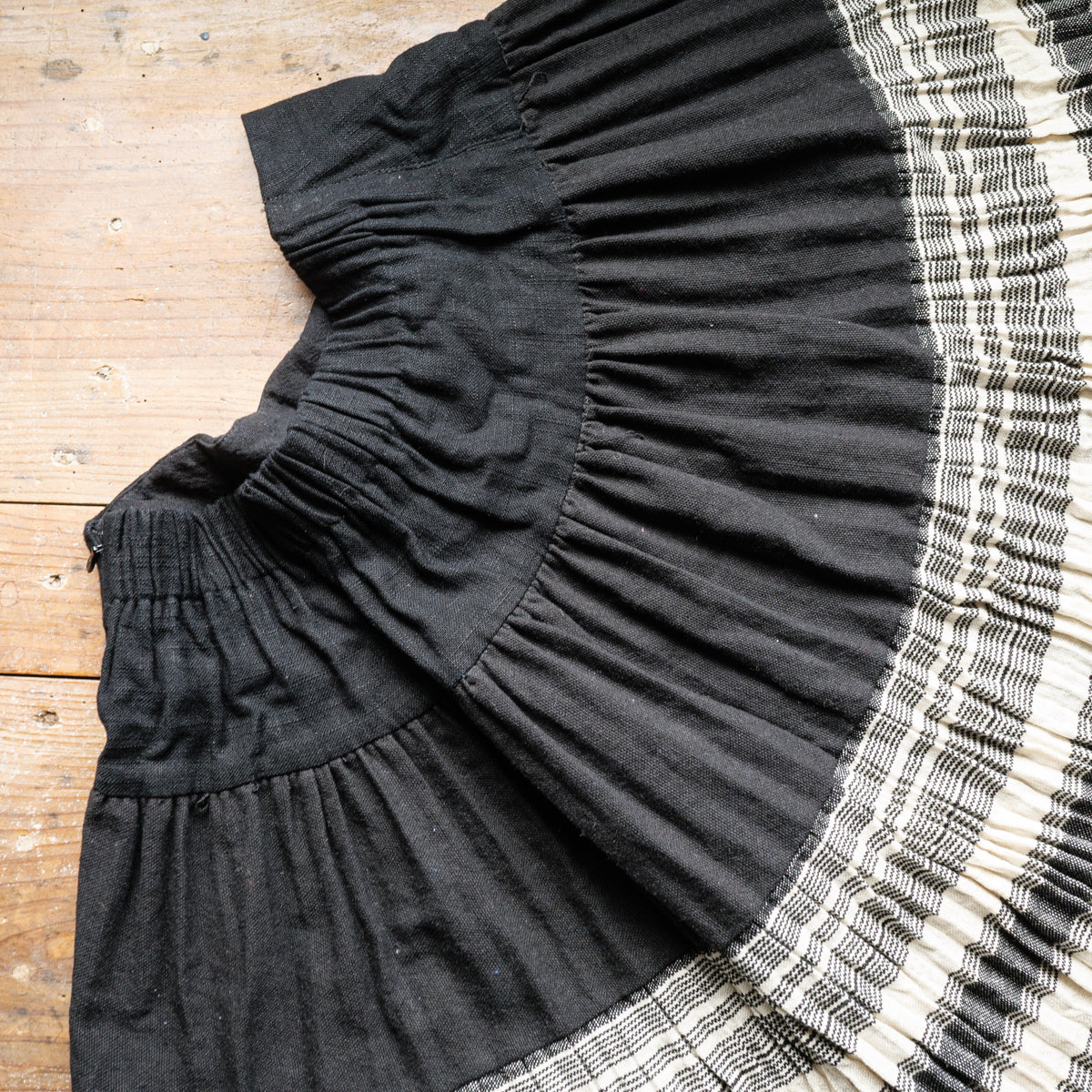 モン族白黒プリーツスカート